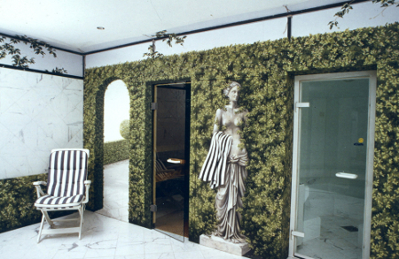 Durch Wandmalerei oder auch Trompe l'oeil Malerei entsteht eine bemalte Sauna, überwuchert mit Effeu und einer Venus von Milo als stumme Dienerin. Bemalt wurden Decke sowie die Wände.